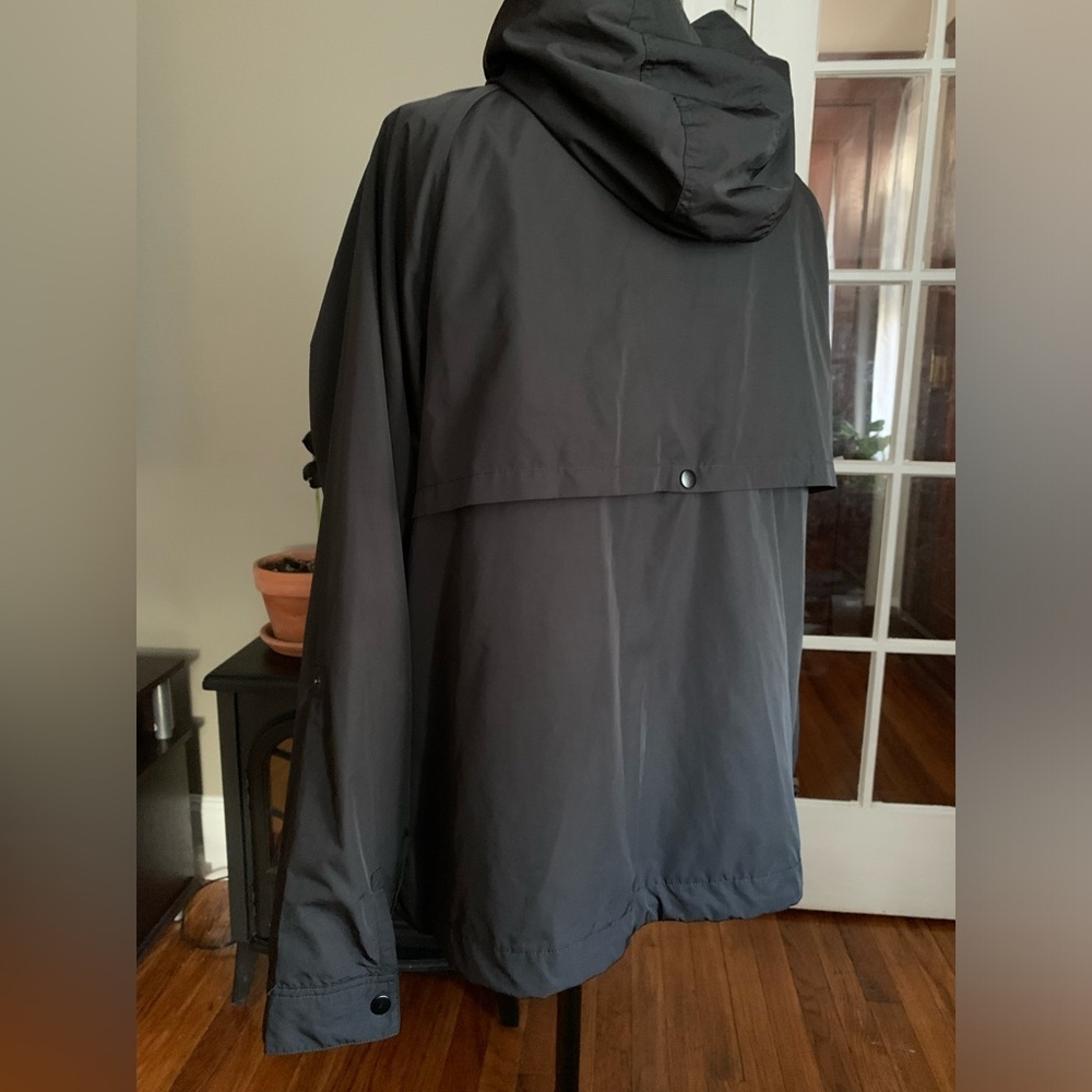 Under armour size XL lightweight hooded jacket - Picture 3 of 9